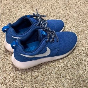 Youth/women Nike Roshe